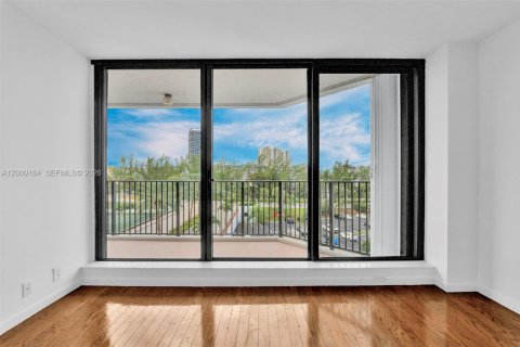Condo in Hallandale Beach, Florida, 2 bedrooms № 2251056 - photo 14