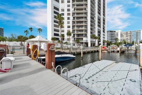 Condo in Hallandale Beach, Florida, 2 bedrooms № 2251056