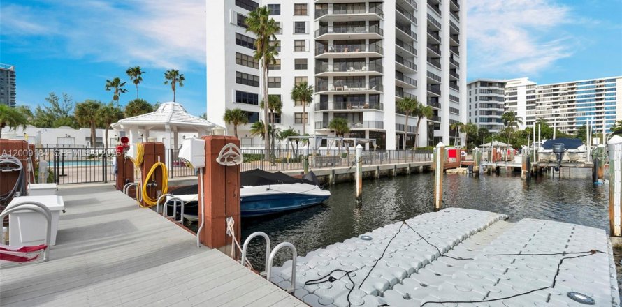 Condo in Hallandale Beach, Florida, 2 bedrooms № 2251056