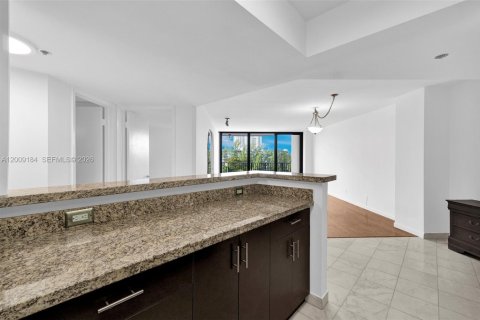 Condo in Hallandale Beach, Florida, 2 bedrooms № 2251056 - photo 7
