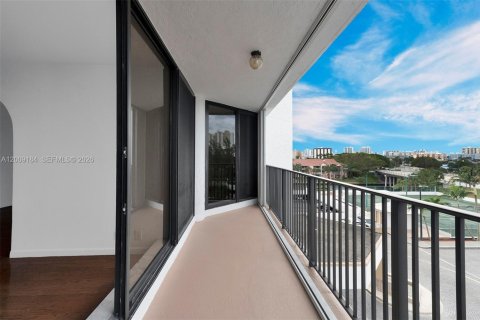 Condo in Hallandale Beach, Florida, 2 bedrooms № 2251056 - photo 15