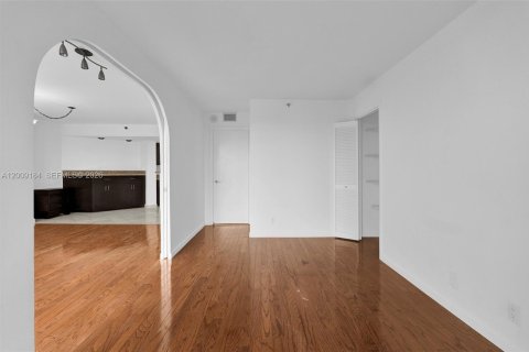 Condo in Hallandale Beach, Florida, 2 bedrooms № 2251056 - photo 8