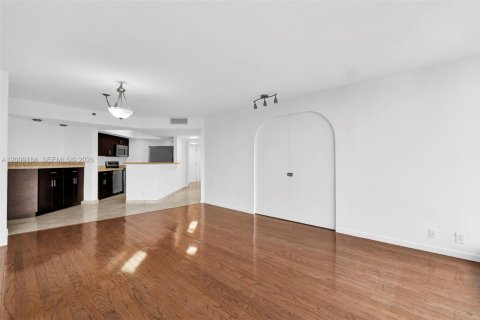Condo in Hallandale Beach, Florida, 2 bedrooms № 2251056 - photo 3