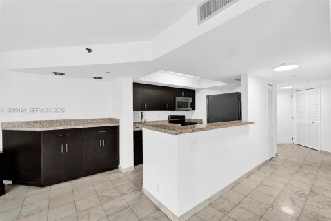Condo in Hallandale Beach, Florida, 2 bedrooms № 2251056 - photo 5