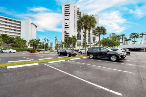 Condo in Hallandale Beach, Florida, 2 bedrooms № 2251056 - photo 23