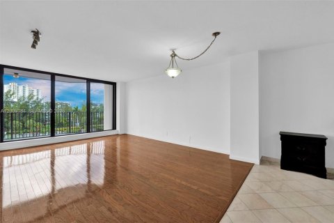 Condo in Hallandale Beach, Florida, 2 bedrooms № 2251056 - photo 4