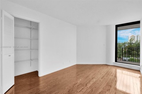 Condo in Hallandale Beach, Florida, 2 bedrooms № 2251056 - photo 12