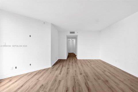 Condo in Hallandale Beach, Florida, 2 bedrooms № 2251056 - photo 9