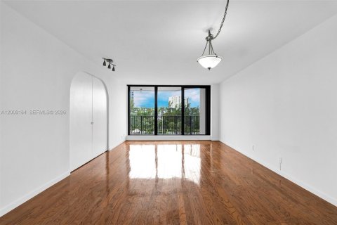 Condo in Hallandale Beach, Florida, 2 bedrooms № 2251056 - photo 2