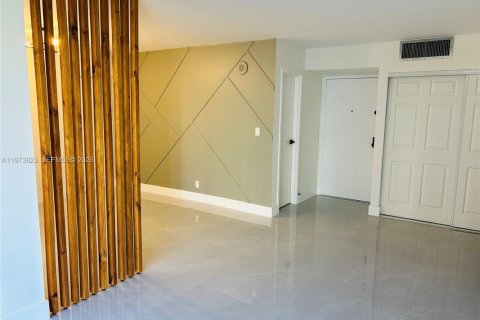 Купить кондоминиум в Санни-Айлс-Бич, Флорида 1 спальня, 71.26м2, № 2040457 - фото 3