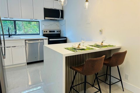 Купить кондоминиум в Санни-Айлс-Бич, Флорида 1 спальня, 71.26м2, № 2040457 - фото 2