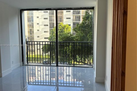 Купить кондоминиум в Санни-Айлс-Бич, Флорида 1 спальня, 71.26м2, № 2040457 - фото 11