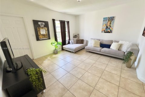House in Miami, Florida 3 bedrooms, 126.53 sq.m. № 2022709 - photo 9