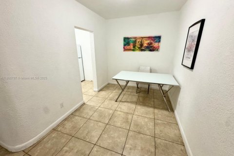 House in Miami, Florida 3 bedrooms, 126.53 sq.m. № 2022709 - photo 12