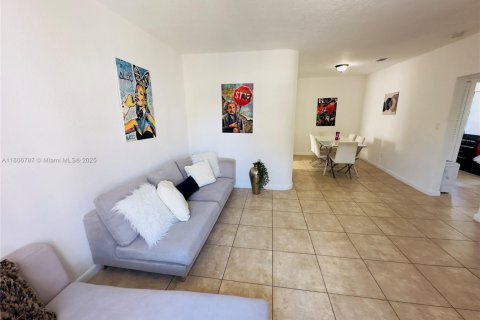 House in Miami, Florida 3 bedrooms, 126.53 sq.m. № 2022709 - photo 15