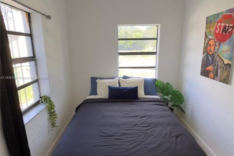 House in Miami, Florida 3 bedrooms, 126.53 sq.m. № 2022709 - photo 14