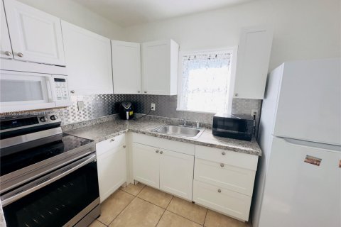 House in Miami, Florida 3 bedrooms, 126.53 sq.m. № 2022709 - photo 11