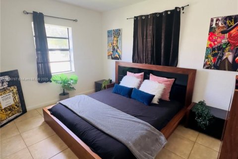 House in Miami, Florida 3 bedrooms, 126.53 sq.m. № 2022709 - photo 13