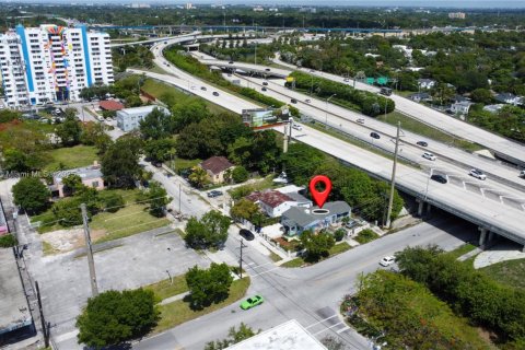 House in Miami, Florida 3 bedrooms, 126.53 sq.m. № 2022709 - photo 3