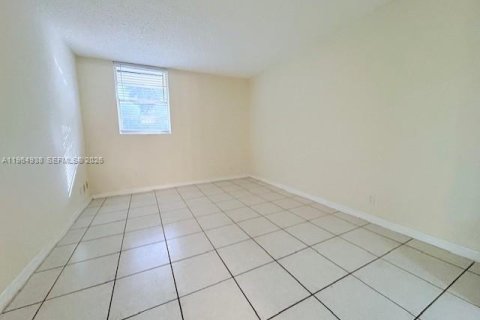Condo in Miami, Florida, 1 bedroom  № 2026220 - photo 5