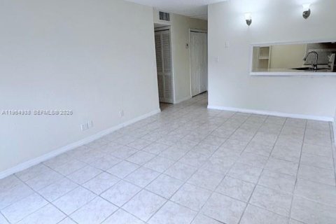 Condo in Miami, Florida, 1 bedroom  № 2026220 - photo 2