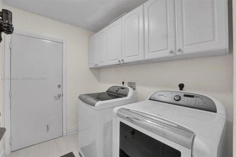 Снять в аренду виллу или дом в Дорал, Флорида 4 спальни, 243.4м2, № 2004445 - фото 25