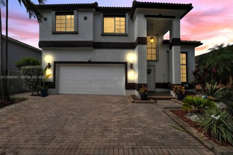 Снять в аренду виллу или дом в Дорал, Флорида 4 спальни, 243.4м2, № 2004445 - фото 3