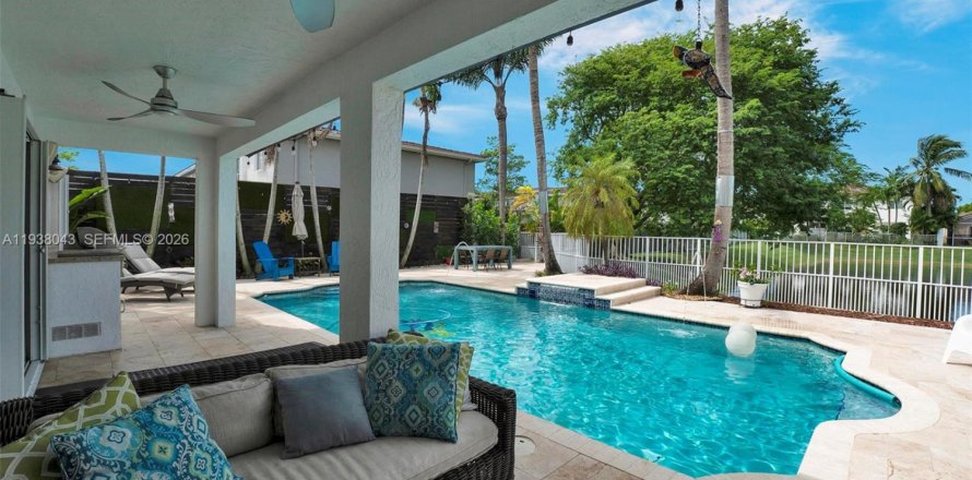 Дом в Дорал, Флорида 4 спальни, 243.4м2 № 2004445