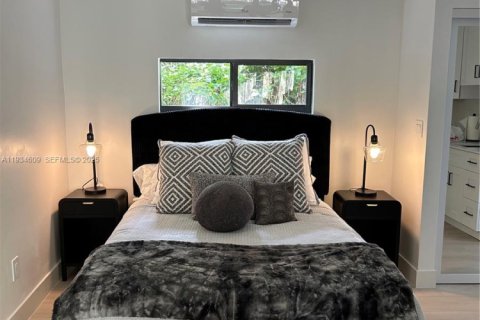 House in Coral Gables, Florida 3 bedrooms, 130.71 sq.m. № 1994559 - photo 11