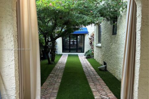 House in Coral Gables, Florida 3 bedrooms, 130.71 sq.m. № 1994559 - photo 2