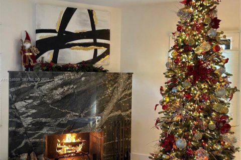 House in Coral Gables, Florida 3 bedrooms, 130.71 sq.m. № 1994559 - photo 8