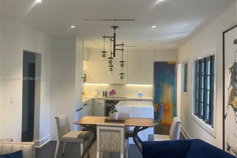 House in Coral Gables, Florida 3 bedrooms, 130.71 sq.m. № 1994559 - photo 10