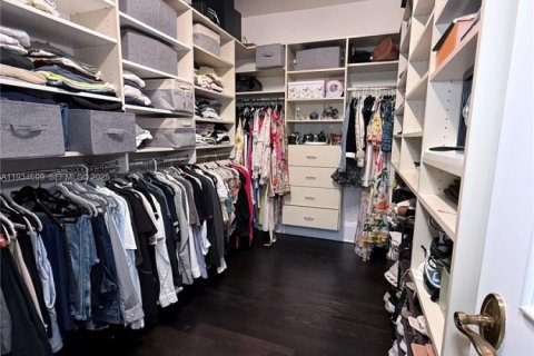 House in Coral Gables, Florida 3 bedrooms, 130.71 sq.m. № 1994559 - photo 6