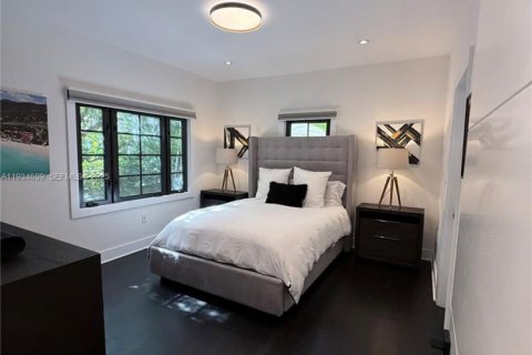 House in Coral Gables, Florida 3 bedrooms, 130.71 sq.m. № 1994559 - photo 4