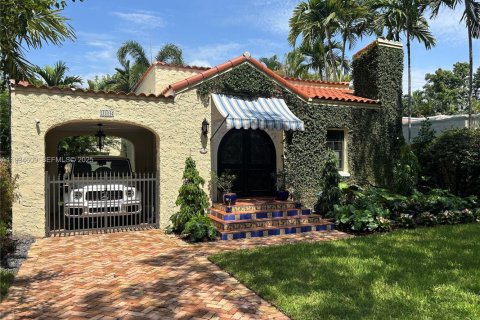 House in Coral Gables, Florida 3 bedrooms, 130.71 sq.m. № 1994559 - photo 1