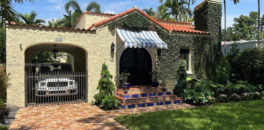 House in Coral Gables, Florida 3 bedrooms, 130.71 sq.m. № 1994559