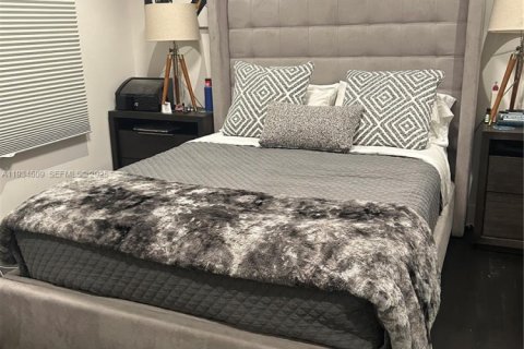 House in Coral Gables, Florida 3 bedrooms, 130.71 sq.m. № 1994559 - photo 7