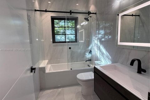 House in Coral Gables, Florida 3 bedrooms, 130.71 sq.m. № 1994559 - photo 5