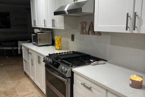 Villa ou maison à louer à Miami, Floride: 4 chambres, 165.92 m2 № 2075219 - photo 4