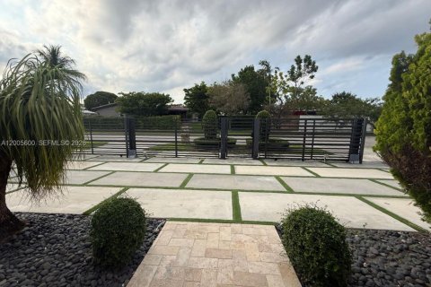 Villa ou maison à louer à Miami, Floride: 4 chambres, 165.92 m2 № 2075219 - photo 3