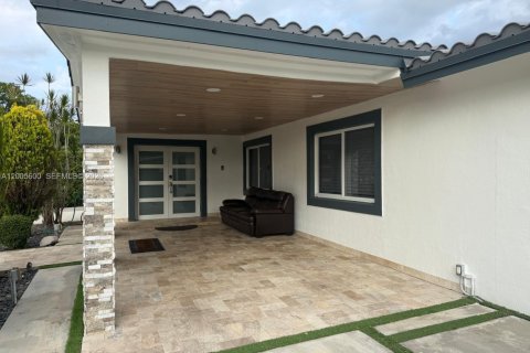 Villa ou maison à louer à Miami, Floride: 4 chambres, 165.92 m2 № 2075219 - photo 2