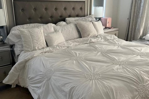 Villa ou maison à louer à Miami, Floride: 4 chambres, 165.92 m2 № 2075219 - photo 5