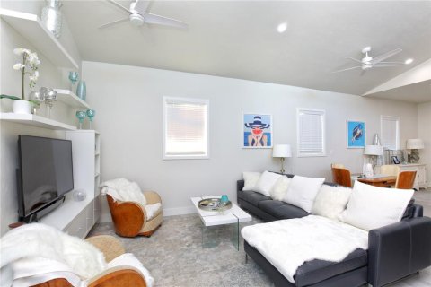 House in New Smyrna Beach, Florida 3 bedrooms, 133.78 sq.m. № 1531216 - photo 9