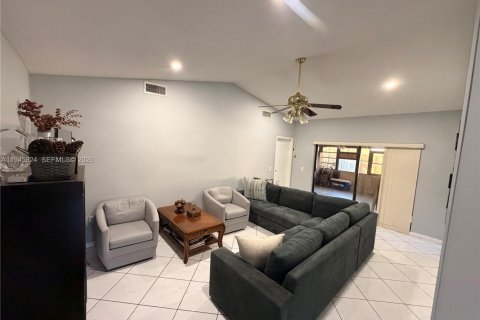 Villa ou maison à vendre à Pembroke Pines, Floride: 3 chambres, 124.58 m2 № 2002133 - photo 11