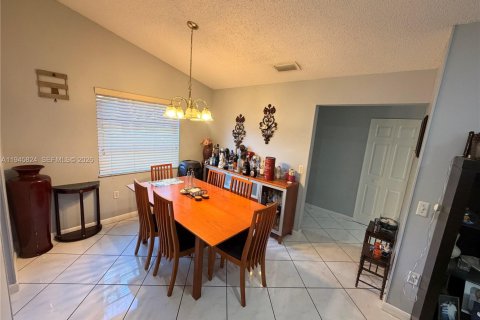 Villa ou maison à vendre à Pembroke Pines, Floride: 3 chambres, 124.58 m2 № 2002133 - photo 13