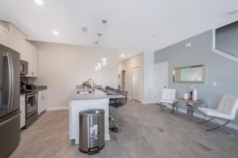 Touwnhouse à vendre à Kissimmee, Floride: 5 chambres, 201.41 m2 № 2222256 - photo 9