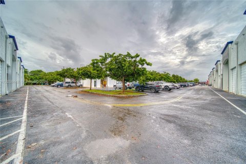 Commercial property in Homestead, Florida № 2184475 - photo 6