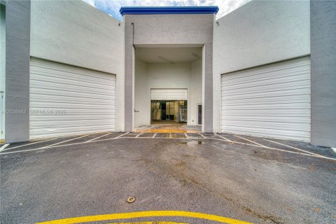 Commercial property in Homestead, Florida № 2184475