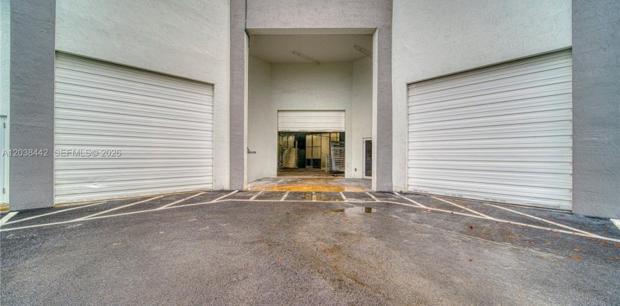 Commercial property in Homestead, Florida № 2184475