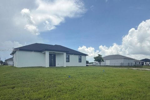 House in Lehigh Acres, Florida 3 bedrooms, 126.07 sq.m. № 1887795 - photo 1